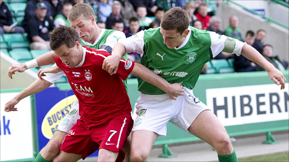 Aberdeen striker Chris Maguire is closed down by Hibernian defenders David Wotherspoon and Paul Hanlon
