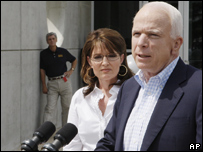 McCain e a governadora Sarah Palin, escolhida como vice para a chapa republicana, visitam um centro para controle de furacões em Mississipi