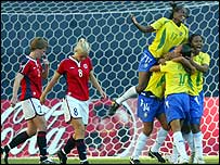 Brasileiras comemoraram a vitória sobre a temida Noruega