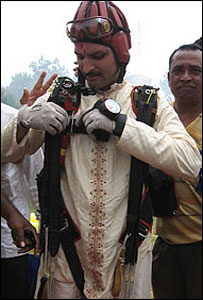 Shishir Mishra chega ao casamento de pára-quedas. Foto: BBC South Asia