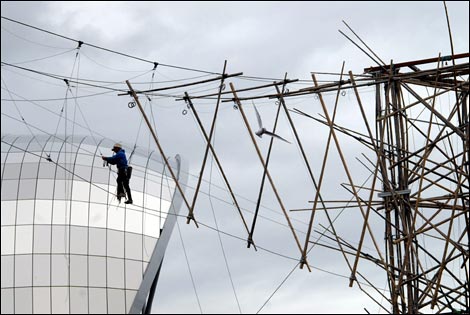 Building the bamboo bridge over the River Tyne