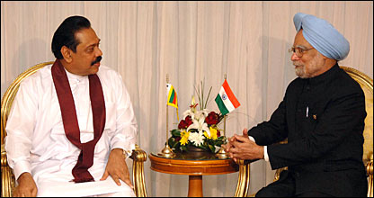 President Rajapaksa (L) meeting PM Singh in Egypt (photo: Sudath Silva)