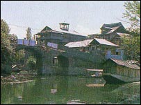 झेलम किनारे के घर