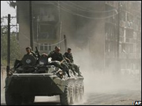 Binh lính Nga trên chiến xa