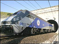 Một chiếc tàu hoả đi qua tuyến đường ngầm (ảnh minh họa)