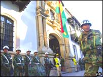 Polícia militar patrulha as ruas de Sucre, onde ocorre reunião do Parlamento boliviano