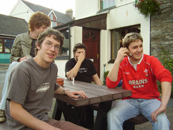 Criw her 'Glyn yn Galw'