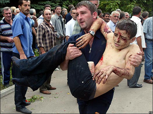 Un niño es sacado con vida de la escuela en Beslán