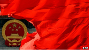 天安门广场的红旗和国徽