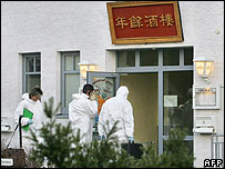 Cảnh sát bên ngoài nhà hàng Lin Yue