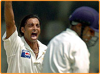 شعیب اختر نے وریندر سہواگ اور عرفان پٹھان کو ایک ہی اوور میں ڈِسمِس کردیا