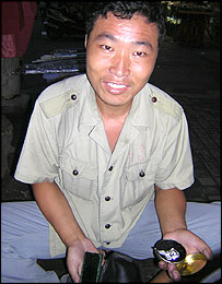 Người đánh giày rong này đã để lại vợ con nơi quê xa để kiếm sống ở Thượng Hải