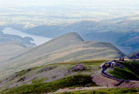 Edrych lawr i gopa'r Wyddfa (Llun gan Sion Jones)