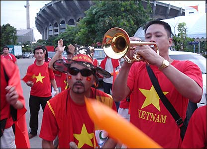 Đôi kèn - trống trong nhóm cổ động viên đi từ Hà Nội