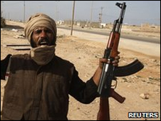 Manifestante con arma en la manoen Tobruk, Libia