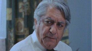 عزت اله انتظامی در نمایی از فیلم خانه ای روی آب ساخته بهمن فرمان آرا