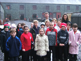 Plant Ysgol Gynradd Pencarnisiog yn yr Amgueddfa Lechi gydag Iwan Llwyd a Gwyneth Glyn