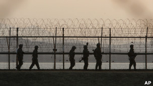 韩国士兵在板门店附近的边境铁丝网巡逻(26/3/2013)