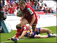 Rhys Priestland yn croesi am gais