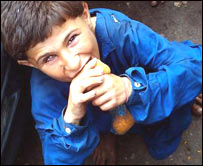 يوه ماشومه چې ډوډۍ خوري