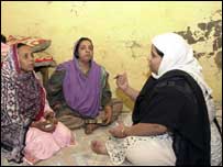 لبنیٰ بازارِ حسن میں رہنے والیوں سے بات کر رہی ہیں