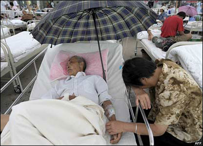 Một phụ nữ nghỉ ngơi tại lều dựng tạm cho nạn nhân động đất ở Tứ Xuyên