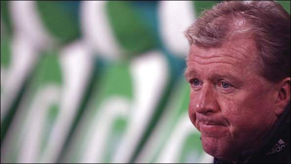 Wolfsburg coach Steve McClaren watches his team warm up before their German Cup match against Energie Cottbus