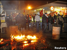 Grevistas em frente a refinaria em Paris