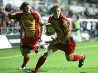 Wayne Evans yn croesi am ail gais y Dreigiau