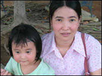 Mẹ Việt cùng con lai Đài