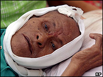 Žena čekající na ošetření ve městě Gunungsitoli