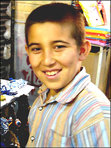 Cậu bé bán đồ lưu niệm