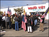 Người Việt bị cáo buộc đưa hình lên một cách "vô trách nhiệm"