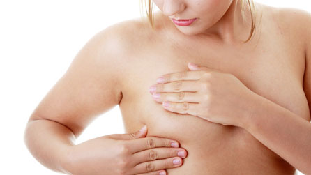 Merch yn archwilio ei bron