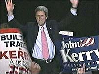 Senatör John Kerry taraftarlarını selamlıyor