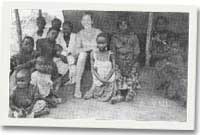 Gyda'r trigolion yn Zambia.