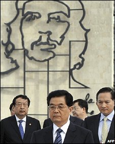 Ông Hồ Cẩm Đào đi qua Quảng trường Cách mạng ở Havana