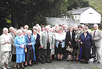 Pobl Cwmdu gyda'r capel yn y cefndir