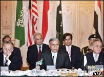 شوکت عزيز (وسط) همراه با وزير خارجه پاکستان (راست) و دبيرکل کنفرانس اسلامی