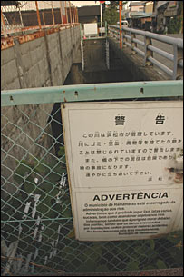 Cartaz em português no Japão. Fotos: Ewerthon Tobace