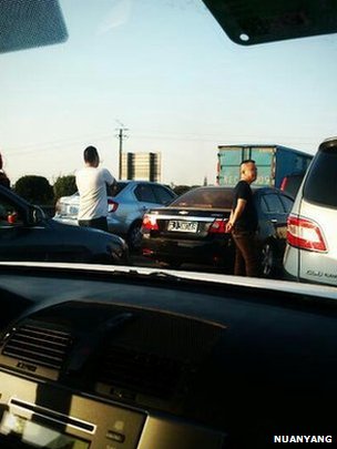 蘇州蘇嘉杭高速公路上被堵司機下車察看路況(網友暖卬提供圖片30/9/2012)