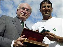 یونس خان اور وزیر اعظم جان ہاورڈ