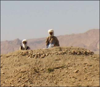 سوئی ڈیرہ روڈ پر بگتی مورچے دیکھ کر یوں لگتا ہے کہ یہاں باقاعدہ جنگ ہورہی ہے۔