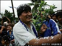 ايوو مورالس هنگام رای دادن شاخه های گياه کوکا را در دست داشت