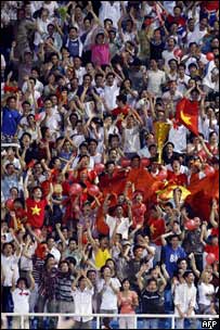 Cổ động viên Việt Nam trên sân Mỹ Đình