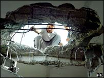 يک فلسطينی در محل يکی از حملات اسرائيل در بيت حانون