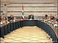 فواد سینیوره نخست وزیر لبنان ریاست جلسه کابینه در روز 25 مارس 2008 را به عهده دارد