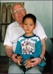 Ông Len Aldis chụp ảnh cùng em Hoài Nam, một nạn nhân chất độc da cam khi tới thăm Việt Nam