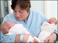 Maricica Tescu e seus dois filhos