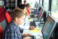 Disgyblion Ysgol Gymraeg Teilo Sant yn cyfrannu i'r wefan hon ar fws BBC Cymru